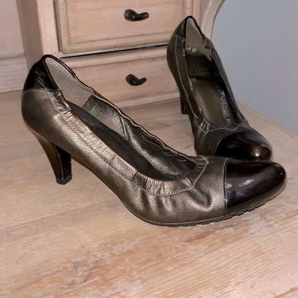 Stuart Weitzman Leather Pumps Cap Toe Metallic Bronze Scrunchy Patent Spain 7 - Picture 1 of 10